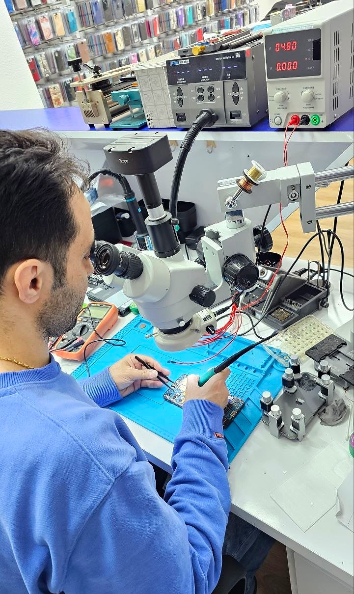 Reparatur unter dem Mikroskop bei ASE-Mobile